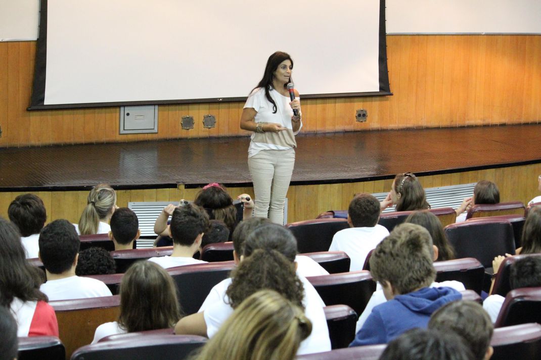 Encontro com a escritora Regiane Rossi Hilkner.